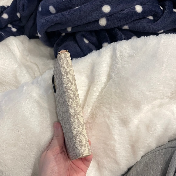 Michael Kors Wallet Phone Case - Like New - Beige/Striped Design - iPhone 11/12 - Picture 5 of 9